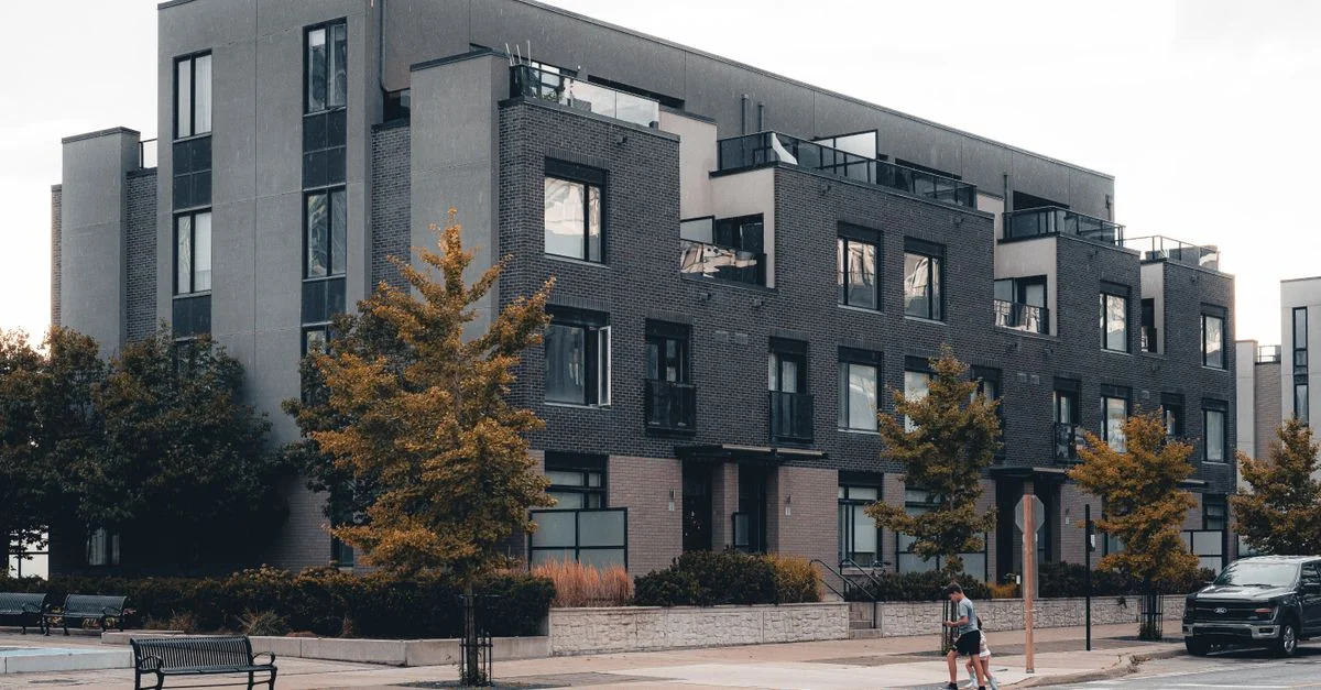 Immeuble d'appartements urbains contemporain avec une rue bordée d'arbres à Mississauga, Ontario.